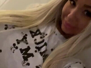 Swe Manda onlyfans busty slut fucks pussy in the shower