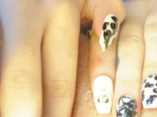 Lolilealae onlyfans jerking off the clit on the bed