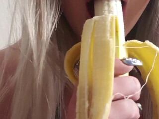 Kiera Jaston onlyfans cute slut jerks her pussy on people