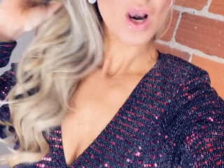 Khloeexo onlyfans seductive pussy shoves balls in the anus