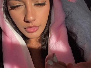 Jasminx onlyfans babe undressed and started jerking off