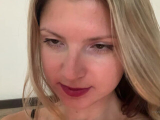 Gina Gerson onlyfans babe caresses shaved pussy