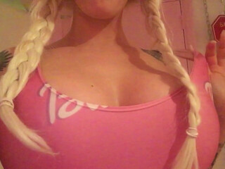 Alicia Amira onlyfans gorgeous bitch bares her breasts