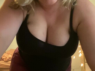 lularanae onlyfans busty hottie gently jerks her cunt