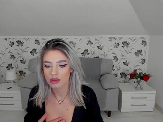 i_am_sarahxxx slim blonde beauty poses in underwear