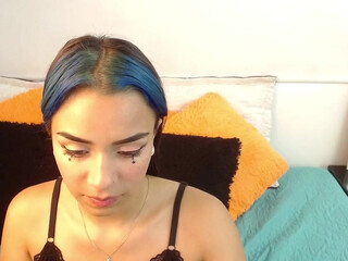 nicoleettee hot prostitute poses in shorts