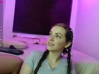 dayana_frank naughty pupa demonstrates her body