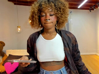 cristal_winter shows her pussy on the chair