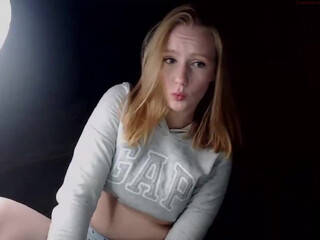 canadian_dream cool skinny rubs her lips sex