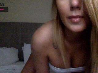 theselina_kyle gorgeous jerks off a banana and cums.