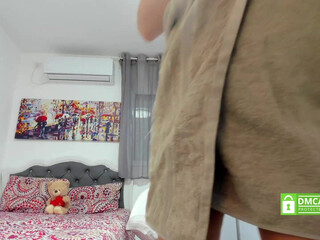 hot_babes_live plump brunette masturbating pussy with her hand