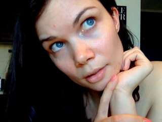 naive_but_sexy busty bitch exposes her charms