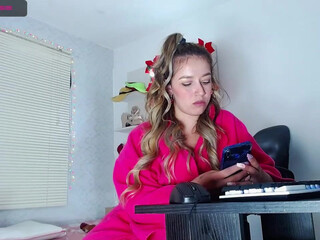 lenna_harper hot slut fingering himself