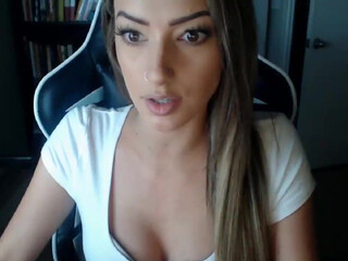 miss_bee loud bitch hammering pussy with phallus