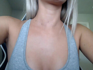 miss_bee seductive babe shows boobs