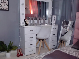 lulu_lopez busty babe twirls big ass