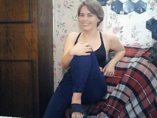 littlekun luxurious slut fucks shaved cunt