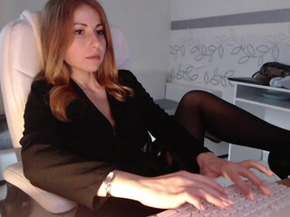 karen0092 young slut fucks phallus cunt