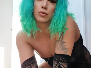 Brooke Spearz juicy slut fucks pussy with phallus