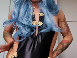 Brooke Spearz painted chick sucks dildo