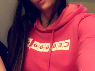 Chelsea Marie aka xxxchelseamarie whore model shows off her beauty