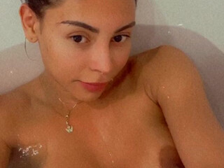 Bella Moreira mature and skillful