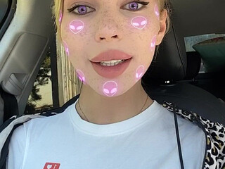 iammery fingering her pussy