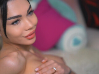 iammery fascinating whore turns on mouthwatering forms