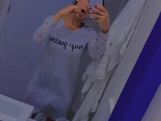 Yasmim Dornelle put two fingers into her anus