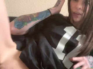 Chelsea Marie aka xxxchelseamarie the naughty dolly jerks off her pussy with a phallus