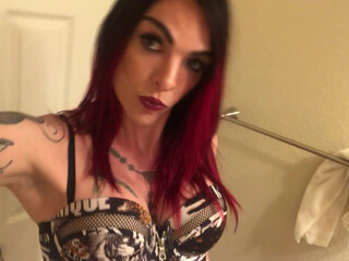 Chelsea Marie aka xxxchelseamarie naughty woman sucks cock