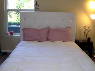 Princess_LeiaCM attractive chick is pounded with a bottle in the ass.