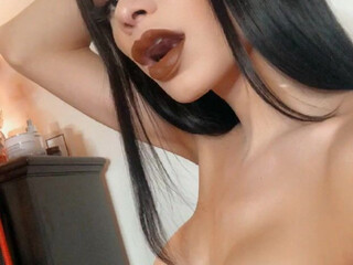 yourtsashley69 show with an attractive black hair