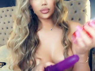 dominiquebarbi busty woman chatting in chat