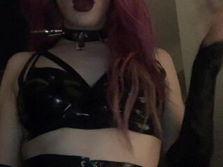 Tatianathebody shows off her milking