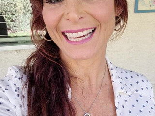 Syren De Mer cool skinny rubs her lips sex