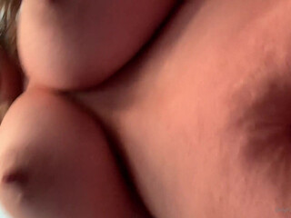 Nita_Marie plump brunette masturbating pussy with her hand