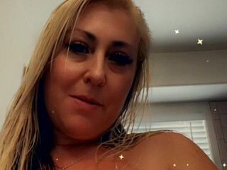 Nita_Marie jerking on the bed