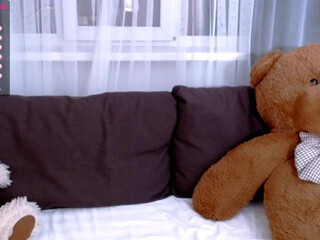 lairakein cute slut jerks her pussy on people