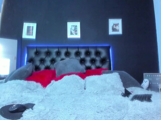 katestone_ experienced woman paws lips sex