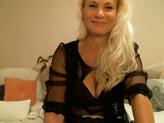 sultry_sunshine delightful beauty fucks a shaved vagina