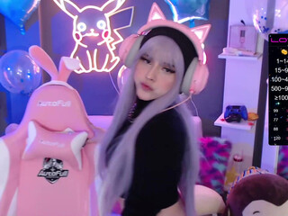 soon_lee crazy doll doll masturbates pussy