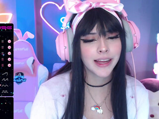 soon_lee charming babe masturbates shaved vagina