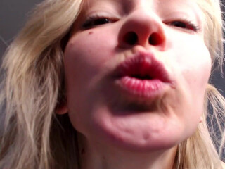 love_me21 juicy babe caresses pussy