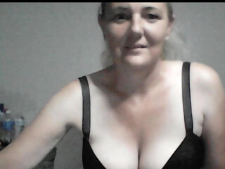 77gurl sexy hottie fucks both holes