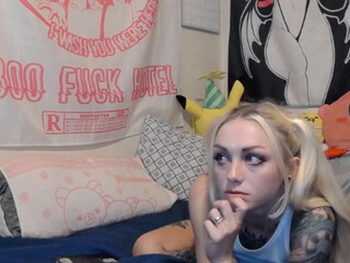 yogendub pretty chick fucks pussy with black dildo