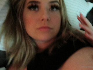 Aluraye impressive babe fucks anus