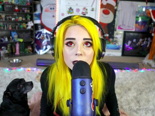 thegoldengoddes sexy girls teasing pussies