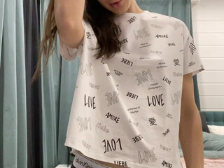 Lilu Moon fingering her asshole