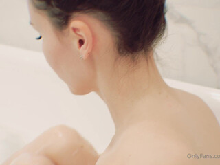 Lilu Moon hot babe fucks shaved holes